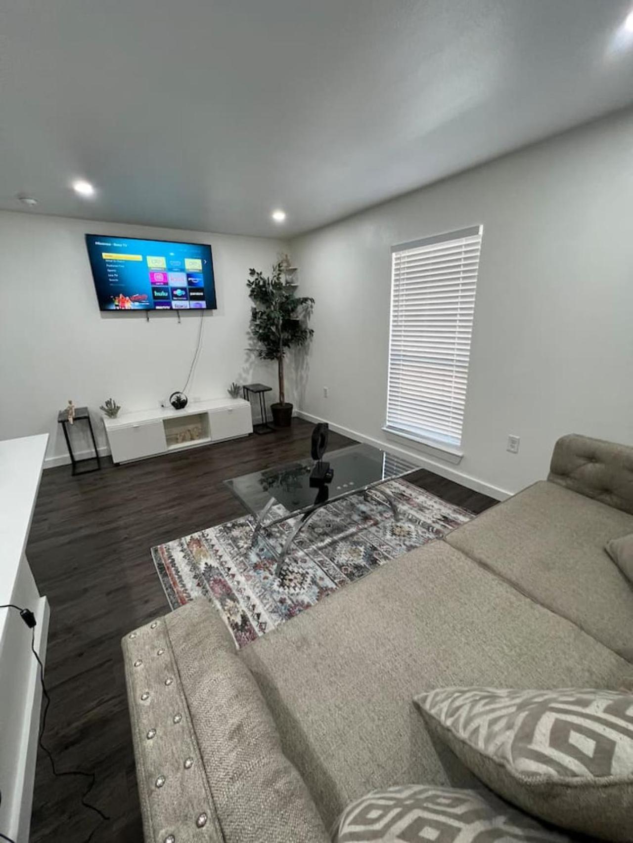 - Alluring 1 Bed 1 Bath * Dallas